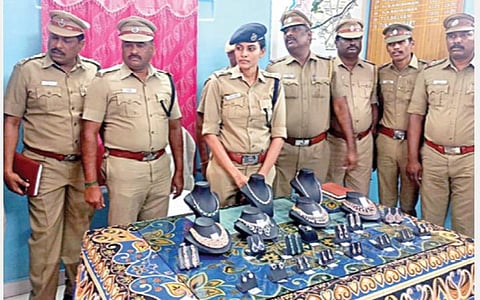 சேலம் மாவட்டம், சங்ககிரியில் சொகுசு பேருந்தில் ரூ.3 கோடி தங்க, வைர நகைகளை கொள்ளையடித்த கும்பலிடம் இருந்து நகைகளை மீட்ட தனிப்படை போலீஸாரை, எஸ்பி தீபா காணிகர் பாராட்டினார்.