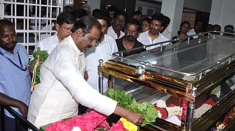 அன்பழகன் உடலுக்கு வைரமுத்து அஞ்சலி | படம்: எல்.சீனிவாசன்
