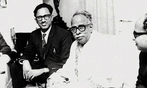 அண்ணாவுடன் அன்பழகன் (இடது)