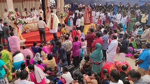 கச்சத்தீவு அந்தோணியார் ஆலய திருவிழாவில் மீனவர்களுக்காக சிறப்பு பிரார்த்தனை: இலங்கை உறவினர்களை சந்தித்து மகிழ்ந்த தமிழக பக்தர்கள்