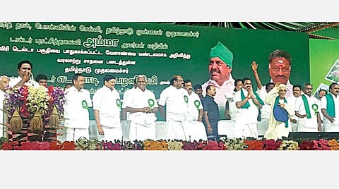 திருவாரூரில்  காவிரி நீர்பாசன விவசாய சங்கங்களின் சார்பில் நேற்று  முதல்வர் பழனிசாமிக்கு நடைபெற்ற பாராட்டு விழாவில் பங்கேற்ற விவசாயிகளுக்கு வணக்கம் தெரிவிக்கும்  முதல்வர்.  உடன்  அமைச்சர்கள் மற்றும் விவசாய சங்கத் தலைவர்கள்.