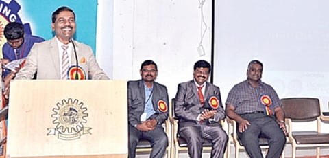 கலசலிங்கம் பல்கலைக்கழகத்தில் நடந்த மாநாட்டில் பேசும் ராணுவ விஞ்ஞானியும் பெங்களூரு தேசிய வடிவமைப்பு ஆராய்ச்சி மன்றத்தின் இயக்குநருமான வி.டில்லிபாபு. அருகில் தமிழ்நாடு அறிவியல் தொழில்நுட்ப மாநில மன்றத்தின் துணைத் தலைவர் மயில்சாமி அண்ணாதுரை உள்ளிட்டோர்.