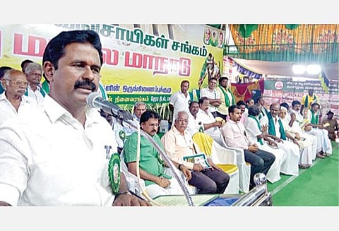 திருவாரூர் மாவட்டம் மன்னார்குடியில் நேற்று தொடங்கிய தமிழக காவிரி விவசாயிகள் சங்கத்தின் மாநில மாநாட்டில் பேசுகிறார் உணவுத் துறை அமைச்சர் இரா.காமராஜ்.உடன், தமிழ்நாடு வேளாண்மை பல்கலைக்கழக துணைவேந்தர் நீ.குமார் உள்ளிட்டோர். (அடுத்த படம்) மாநாட்டில் பங்கேற்ற விவசாயிகள்.