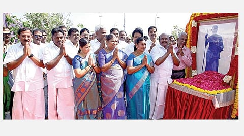 உலக மகளிர் தினத்தை முன்னிட்டு, சென்னை மெரினா கடற்கரையில் தமிழ்ப் புலவர் அவ்வையார் சிலையின் கீழ் வைக்கப்பட்டுள்ள உருவப் படத்துக்கு தமிழக அரசு சார்பில் அமைச்சர்கள் ஜெயக்குமார், சரோஜா, பா.பெஞ்சமின், க.பாண்டியராஜன், தமிழ்நாடு பாடநூல், கல்வியியல் பணிகள் கழகத் தலைவர் பா.வளர்மதி, தமிழ் வளர்ச்சி, செய்தித் துறை செயலாளர் மகேசன் காசிராஜன், சென்னை ஆட்சியர் ஆர்.சீத்தாலட்சுமி, தமிழ் வளர்ச்சித் துறை இயக்குநர் கோ.விசயராகவன் மற்றும் அதிகாரிகள் மலர் தூவி மரியாதை செலுத்தினர்.