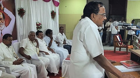 கூட்டத்தில் உரையாற்றும் ரஜினி