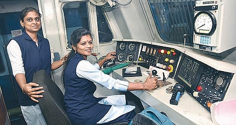 கோவை-பெங்களூரு ‘உதய் எக்ஸ்பிரஸ்' ரயிலைமுதல்முறையாக இயக்கிய பெண் ஓட்டுநர்கள்: மகளிர் தினத்தை முன்னிட்டு கவுரவம்