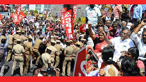 சிஏஏவுக்கு எதிராக தீர்மானம் நிறைவேற்றக் கோரி தலைமைச் செயலகம் நோக்கி மார்க்சிஸ்ட் பேரணி; தள்ளுமுள்ளு: கே.பாலகிருஷ்ணன் உட்பட நூற்றுக்கணக்கானோர் கைது