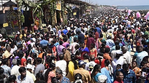 ஆயிரக்கணக்கான பக்தர்கள் தரிசனம்