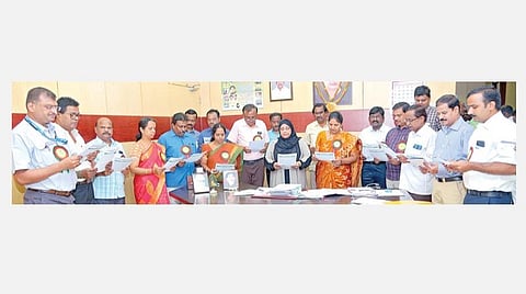 தொழிலாளர் துறை சார்பில் 49-வது தேசிய தொழிலாளர் பாதுகாப்பு தினத்தை முன்னிட்டு, தொழிலாளர் பாதுகாப்பு தொடர்பான உறுதிமொழியை அமைச்சர் நிலோபர் கபீல் மற்றும் தொழிலாளர் துறை அலுவலர்கள் ஏற்றுக் கொண்டனர்.