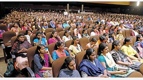 ‘இந்து தமிழ் திசை’ சார்பில் ‘உங்கள் மேடை - டிஜிட்டல் பெண்ணே’ என்ற விழிப்புணர்வு நிகழ்ச்சி சென்னை குரோம்பேட்டை எஸ்டிஎன்பி வைஷ்ணவா கல்லூரியில் நேற்று நடந்தது. இதில் கலந்துகொண்ட மாணவிகளில் ஒரு பகுதியினர். படங்கள்: எம்.முத்துகணேஷ்