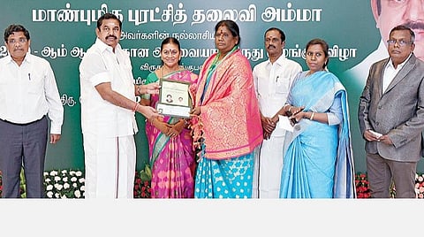 மகளிர் சுய உதவிக் குழுக்கள் அமைக்க ஊக்குவித்தல், ஆதரவற்ற சடலங்களுக்கு இறுதி சடங்குகள் செய்தல் உள்ளிட்ட பல்வேறு சமூகப் பணிகளை மேற்கொண்டதற்காக திருவண்ணாமலை மாவட்டத்தைச் சேர்ந்த ரா.கண்ணகிக்கு, 2020-ம் ஆண்டுக்கான ‘அவ்வையார்’ விருதை, சென்னை தலைமை செயலகத்தில் முதல்வர் பழனிசாமி நேற்று வழங்கினார். உடன் சமூகநலத் துறை அமைச்சர் சரோஜா, தலைமைச் செயலாளர் க.சண்முகம் உள்ளிட்டோர்.