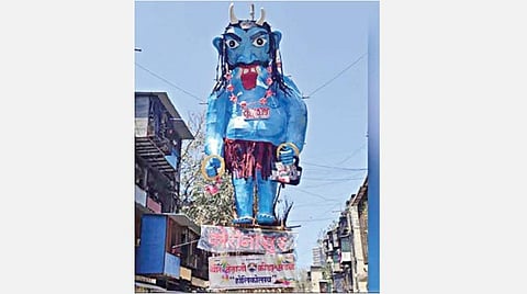 மகாராஷ்டிர மாநிலம் மும்பையில் வைரஸின் உருவபொம்மையை எரித்து ஹோலி கொண்டாட்டம்