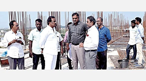 பெருங்களத்தூரில் அனைவருக்கும் வீடு கட்டும் திட்டத்தின்கீழ் வீடுகள் கட்டும் பணியை தாம்பரம் சட்டப்பேரவை உறுப்பினர் எஸ்.ஆர்.ராஜா ஆய்வு செய்தார். ﻿﻿﻿