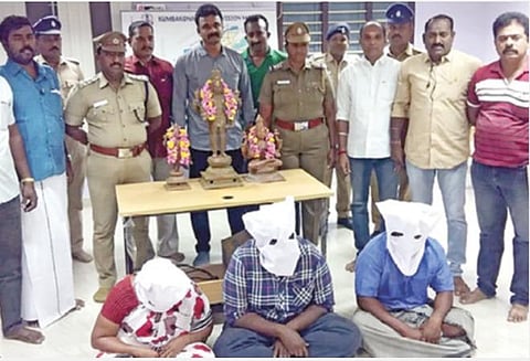 போலீஸாரால் மீட்கப்பட்ட திருப்புறம்பியம் சீனிவாச பெருமாள் கோயில் சுவாமி சிலைகளை திருடியது தொடர்பாக கைது செய்யப்பட்டவர்கள் (முகமூடி அணிந்திருப்பவர்கள்).