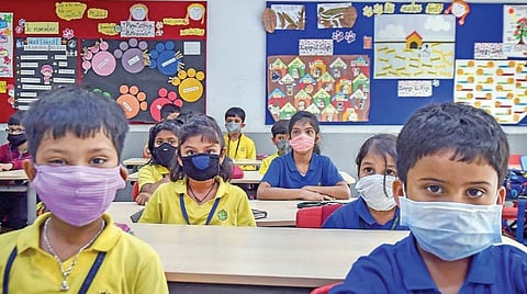 தரம்சாலாவில் உள்ள கிரிக்கெட் ஸ்டேடியத்தில் நேற்று முகக்கவசத்துடன் வந்த பெண் போலீஸார் படங்கள்: பிடிஐ