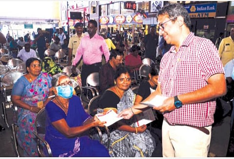 சென்னை சென்ட்ரல், எழும்பூர் ரயில் நிலையங்களில் கோவிட் -19 விழிப்புணர்வு கண்காட்சி தொடக்கம்: நோய் பாதிப்பு, அறிகுறிகள் குறித்து மக்களிடம் விளக்கம்