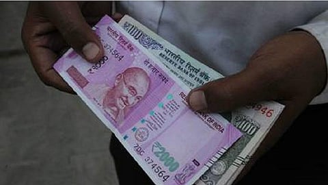 சாலையில் கிடந்த ரூ.80 ஆயிரம் பணம்: போலீஸில் ஒப்படைத்த மதுரை வழக்கறிஞர்- குவியும் பாராட்டு