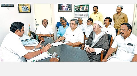 காயிதே மில்லத் கல்வி மற்றும் சமூக அறக்கட்டளை தலைவரும் தமிழக தலைமை காஜியுமான சலாவுதீன் முகம்மது அயூப், பொதுச் செயலாளர் எம்.ஜி.தாவூத் மியாகான், சட்ட ஆலோசகர் எம்.ஹெச்.பி.தாஜுதீன் உள்ளிட்டோர் முதல்வர் பழனிசாமியை நேற்று சந்தித்தனர். உடன் மீன்வளத் துறை அமைச்சர் டி.ஜெயக்குமார், மாநிலங்களவை முன்னாள் உறுப்பினர் நா.பாலகங்கா.