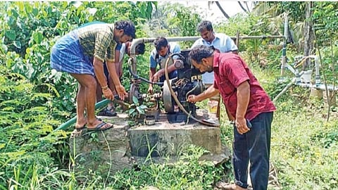 முல்லை பெரியாற்றில் தண்ணீர் திருட்டு﻿ ﻿15 மின் மோட்டார்கள் பறிமுதல்﻿