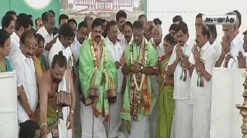 திண்டுக்கல்லில் புதிய அரசு மருத்துவக் கல்லூரிக்கு அடிக்கல் நாட்டினார் முதல்வர் பழனிசாமி: ஓராண்டில் கட்டி முடிக்கப்படும் என அமைச்சர் விஜயபாஸ்கர் தகவல்