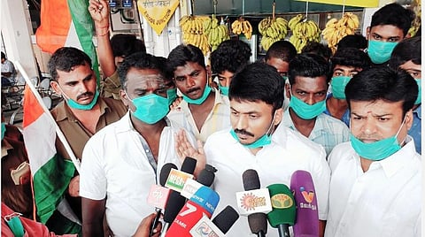 கரோனா அச்சம்; ரயில் பயணிகளுக்கு முகக் கவசம்: தமாகா இளைஞரணி சார்பில் யுவராஜா வழங்கினார் 