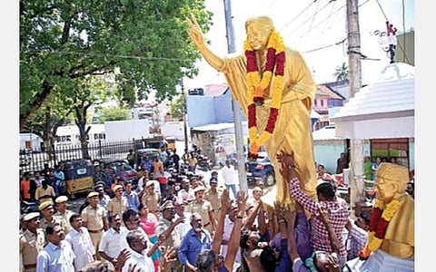 நாகர்கோவில் வடசேரி பரதர் தெருவில் அனுமதியின்றி வைக்கப்பட்ட  ஜெயலலிதா சிலை அகற்றப்பட்டது.
