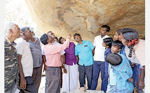 கிருஷ்ணகிரி மாவட்டம் ஜிஞ்சுப்பள்ளி பனிகுண்டு பாறைக்கு அடியில் உள்ள நீண்ட செஞ்சாந்து நடன ஓவியம் குறித்து அரசு அருங்காட்சியக காப்பாட்சியர் கோவிந்தராஜ், மாணவ, மாணவிகள் மற்றும் பொதுமக்களுக்கு விளக்கினார்.