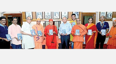 சுவாமி விவேகானந்தர் குறித்து ‘தி இந்து’ குழுமம் பதிப்பித்துள்ள நூல் வெளியீட்டு நிகழ்ச்சி சென்னை ராமகிருஷ்ண மடத்தில் நேற்று நடந்தது. நூலை ராமகிருஷ்ணா மிஷன் துணைத் தலைவர் சுவாமி கவுதமானந்தா வெளியிட்டார். அருகில் ‘இந்து’ என்.ரவி, நூலைத் தொகுத்த சந்தியா தர், ‘தி இந்து’  குழும தலைமை செயல் அதிகாரி எல்.வி.நவநீத், விநியோகப் பிரிவு தலைவர் தர் அன்னாலா, சிறப்பு புத்தக பதிப்பு பிரிவு தலைவர் ஆர்.ஸ்ரீனிவாசன், பாரதிய வித்யாபவன் இயக்குநர் கே.என்.ராமசாமி, ஒடிசி புத்தக விற்பனை நிலைய இயக்குநர் டி.எஸ்.அஷ்வின், சென்னை ராமகிருஷ்ண மடத்தின் மேலாளர் சுவாமி விமூர்தானந்தா, ‘ஸ்ரீராமகிருஷ்ண விஜயம்’ இதழின் ஆசிரியர் அவர்த்தானந்தா,  லண்டன் ராமகிருஷ்ண வேதாந்த மையத்தின் முன்னாள் தலைவர் சுவாமி தயாத்மானந்தா ஆகியோர். படம் க.ஸ்ரீபரத்