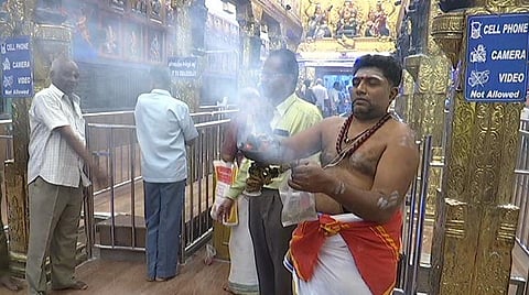 கோவிட்-19 வைரஸ் அச்சுறுத்தல்: மணக்குள விநாயகர் கோயிலில் போடப்படும் மூலிகை சாம்பிராணி 
