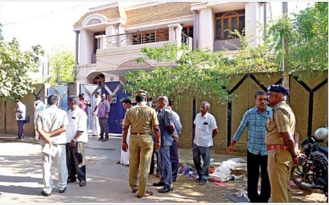 ரிமோட் குண்டு வெடித்த வீட்டில் விசாரணை மேற்கொண்ட போலீஸார். (உள்படம்) திமுக பிரமுகர் வேலுச்சாமி.படங்கள்: கிருஷ்ணமூர்த்தி