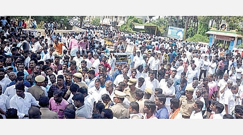 நாகை மாவட்ட ஆட்சியர் அலுவலகத்தில் நேற்று திரண்ட பூம்புகார் பகுதி மீனவ கிராம பஞ்சாயத்தார் மற்றும் மீனவர்கள்.