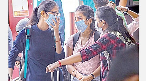 கோவிட்-19 வைரஸ் தடுப்பு நடவடிக்கைகளை கண்காணிக்க மாவட்ட ஆட்சியர்களுக்கு முழு அதிகாரம்: தினசரி அறிக்கை அளிக்க தலைமைச் செயலர் உத்தரவு