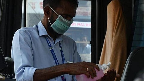 கரோனா அச்சுறுத்தல் எதிரொலி: மதுரை மாநகராட்சி அலுவலகத்தில் கிருமி நாசினியால் கைகளைக் கழுவிய பின்னரே பொதுமக்கள் அனுமதி 