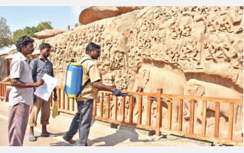 கரோனா வைரஸ் தடுப்பு நடவடிக்கைக்காக காஞ்சிபுரம் - வந்தவாசி சாலையில் வாகனங்கள் மீது கிருமி நாசினி தெளிக்கும் நகராட்சி ஊழியர்கள்.