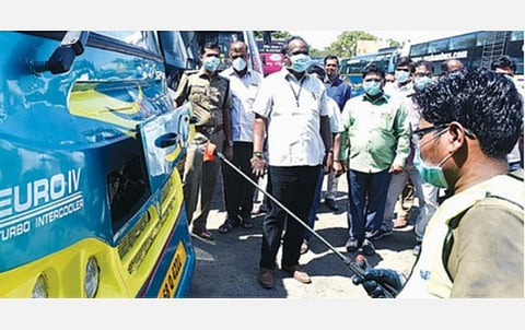 கரோனா வைரஸ் முன்னெச்சரிக்கை நடவடிக்கை: ஆம்னி பேருந்துகளில் கிருமி நாசினி தெளிப்பு