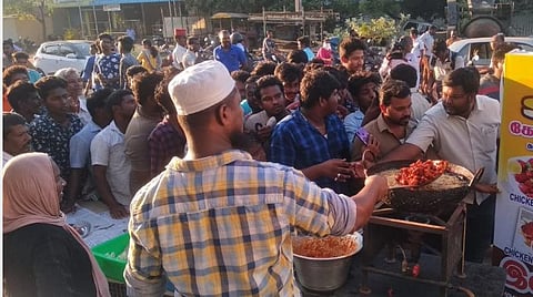 கோழி இறைச்சியால் கரோனா பாதிப்பில்லை என உணர்த்த இலவசமாக சிக்கன் 65 விநியோகம்