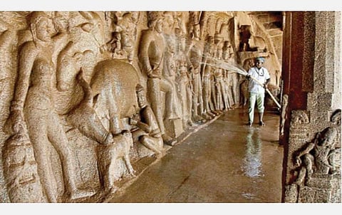 மாமல்லபுரத்தில் தொல்லியல் துறை சார்பில் கிருஷ்ண மண்டபம் உள்ளிட்ட கலைச்சின்னங்கள் தண்ணீரால் தூய்மைப்படுத்தப்பட்டன.