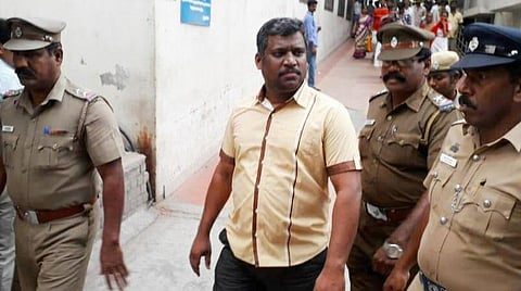 கைது செய்யப்பட்ட ஹீலர் பாஸ்கர். படம்: ஜெ.மனோகரன்