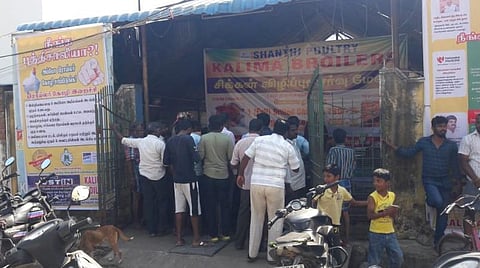 சலுகை விலையில் சிக்கன் விற்பனை; கூட்டத்தை கலைக்க கடைக்கு சீல்