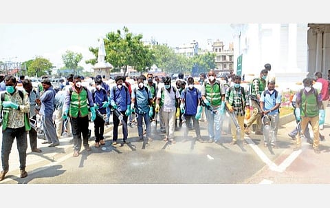 மாநகராட்சி சார்பில் கிருமிநாசினி தெளிப்பதற்காக ஏற்கெனவே வாங்கப்பட்டிருந்த நவீன 208 விசைத் தெளிப்பான்களை களப்பணிக்கு அனுப்பி வைக்கும் நிகழ்ச்சி ரிப்பன் மாளிகை வளாகத்தில் நேற்று நடந்தது. இதில் மாநகராட்சி ஆணையர் கோ.பிரகாஷ் பங்கேற்று விசைத் தெளிப்பான்களை அனுப்பிவைத்தார்.