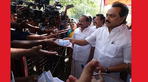 பத்திரிகையாளர்களுக்கு கரோனா தடுப்பு கிட்: தலைமைச் செயலகத்தில் ஸ்டாலின் வழங்கினார்
