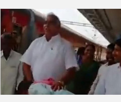 அமெரிக்காவிலிருந்து திரும்பிய தெலங்கானா எம்.எல்.ஏ. எச்சரிக்கையையும் மீறி நிகழ்ச்சிகளில் பங்கேற்பு: மாவட்ட ஆட்சியர் நோட்டீஸ்