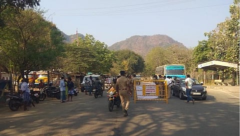 தேனி லோயர்கேம்ப், கம்பம்மெட்டு, போடி முந்தல் பகுதி வாகன சோதனைச்சாவடிகள் மூடல்: ஆட்சியர் நேரில் ஆய்வு