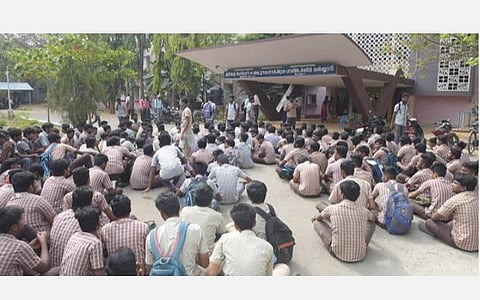 நூலகருக்கு எதிரான போராட்டம்