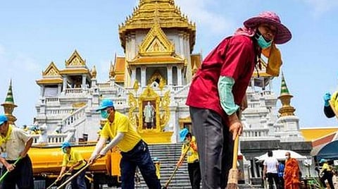 தாய்லாந்து கோயிலில் சுத்தப்படுத்தும் பணியில் ஊழியர்கள்.