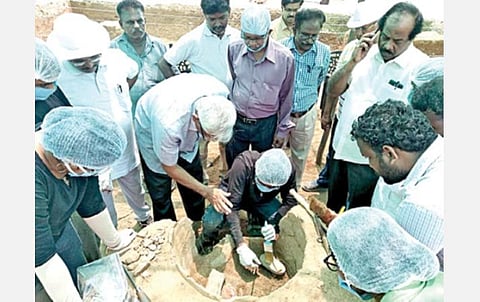 கொந்தகையில் முதுமக்கள் தாழியை ஆய்வு செய்த தொல்லியல் துறை துணை இயக்குநர் சிவானந்தம், மதுரை காமராசர் பல்கலைக்கழக துணைவேந்தர் கிருஷ்ணன்.