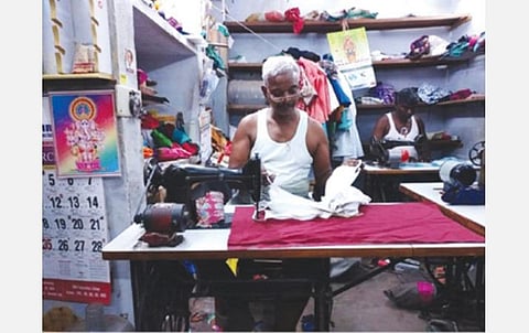 கரோனாவைத் தடுக்க மக்களுக்கு இலவசமாக வழங்க முகக்கவசங்களை உருவாக்கும் சிதம்பரம் தையற்கலைஞர் அண்ணாமலை.