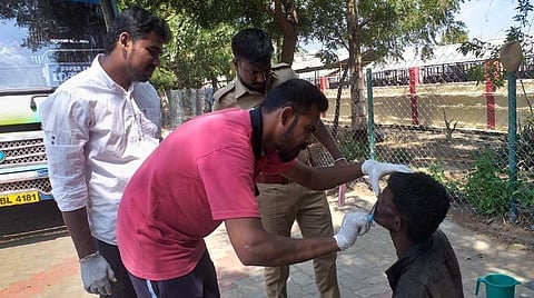 சாலைகளில் சுற்றித் திரியும் ஆதரவற்றவர்களுக்கு ‘கரோனா’ வைரஸ் பரவும் அபாயம்: மீட்டுப் பராமரிக்க களம் இறங்கிய மதுரை தன்னார்வலர்கள்