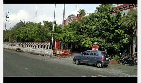வெறிச்சோடி கிடக்கும் சாலை, இடம்: எழும்பூர் ரயில் நிலையம் அருகே.