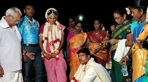 கோயிலில் எளிமையாக நடைபெற்ற திருமணம்